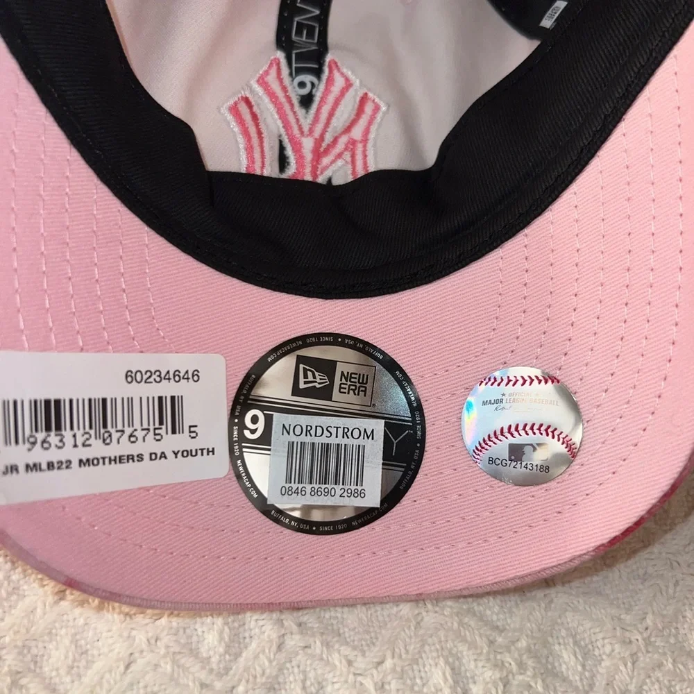 Nwt- Show your Yankees pride in this official MLB merchandise youth baseball cap